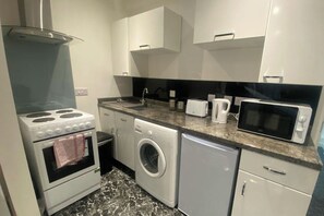 Køleskab, mikrobølgeovn, ovn, kogeplade