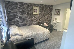 3 bedrooms, WiFi, bed sheets - 3 Bed Apartment - Sleeps 6 - Free Parking, Wifi (Merthyr Tydfil)