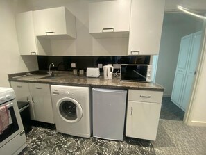 Fridge, microwave, oven, stovetop - 3 Bed Apartment - Sleeps 6 - Free Parking, Wifi (Merthyr Tydfil)