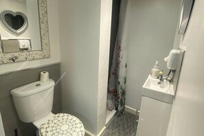 Shower, towels - 3 Bed Apartment - Sleeps 6 - Free Parking, Wifi (Merthyr Tydfil)