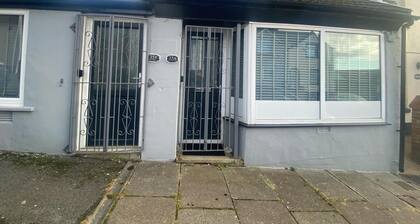 3 Bed Apartment - Sleeps 6 - Free Parking, Wifi