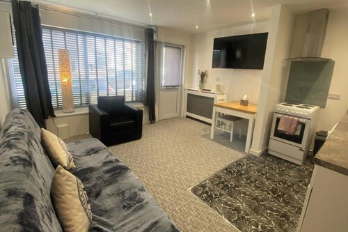 3 Bed Apartment - Sleeps 6 - Free Parking, Wifi