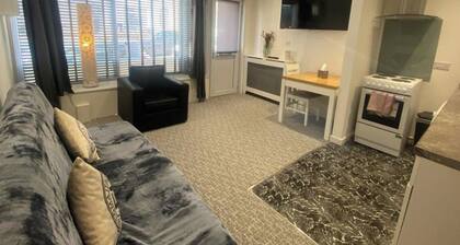 3 Bed Apartment - Sleeps 6 - Free Parking, Wifi