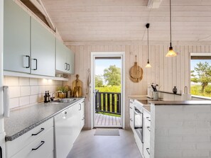 Kjøleskap, mikrobølgeovn, oppvaskmaskin og kjøkkenutstyr