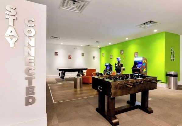 Games room - Pool - Parking - WiFi - TV - No Resort Fee! (Kissimmee)