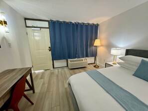 1 slaapkamer, een bureau, een strijkplank/strijkijzer, wifi