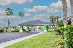 Property grounds - 2 beds | Pool, Parking, Wi-Fi & Smart TV (Kissimmee)