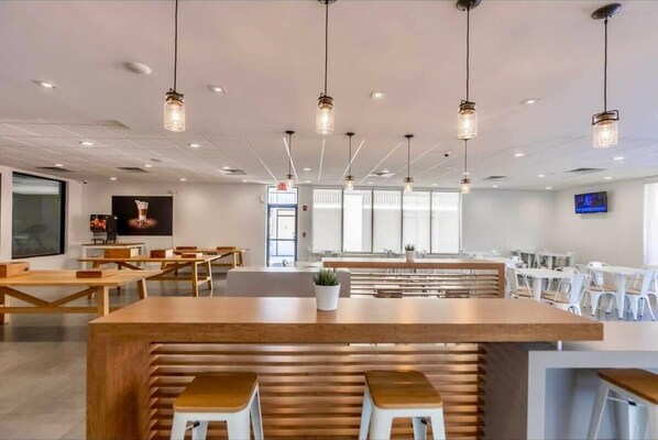 Dining - Pool - Parking - WiFi - TV - No Resort Fee! (Kissimmee)