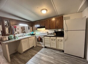 Fridge, microwave, oven, stovetop - The Blue Door (Oran)