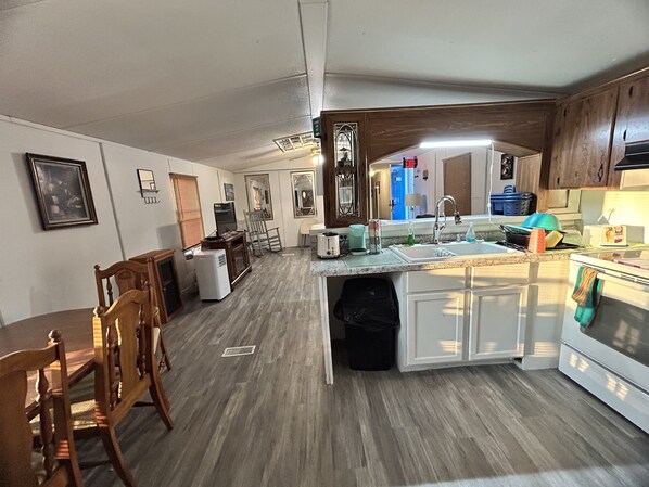 Fridge, microwave, oven, stovetop - The Blue Door (Oran)