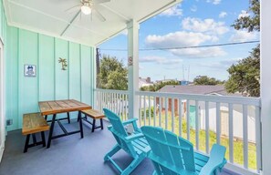 Outdoor dining - Coastal Home 3BR-6 Beds EV Charger+ Garage•Walk to Beach (Myrtle Beach)