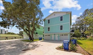Exterior - Coastal Home 3BR-6 Beds EV Charger+ Garage•Walk to Beach (Myrtle Beach)