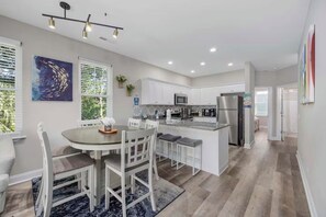 Dining - Coastal Home 3BR-6 Beds EV Charger+ Garage•Walk to Beach (Myrtle Beach)