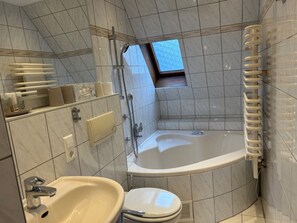 Shower, hair dryer, towels - Vacation Home "Waldeck" with Mountain View, Private Terrace & Wi-Fi (Marienberg)