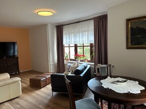 TV - Vacation Home "Waldeck" with Mountain View, Private Terrace & Wi-Fi (Marienberg)