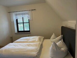 2 bedrooms, free WiFi, bed sheets - Vacation Home "Waldeck" with Mountain View, Private Terrace & Wi-Fi (Marienberg)