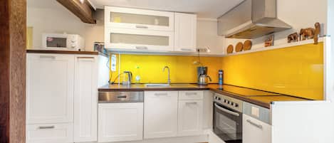 Frigorifero, microonde, forno, piano cottura