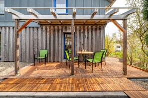 Outdoor dining - Apartment 'Ferienwohnung Karleidoskope' with Private Terrace, Private Garden and Wi-Fi (Buhlenberg)