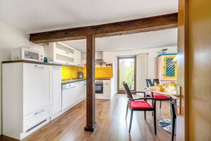 Fridge, microwave, oven, stovetop - Apartment 'Ferienwohnung Karleidoskope' with Private Terrace, Private Garden and Wi-Fi (Buhlenberg)