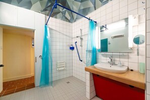 Shower, hair dryer, towels - Apartment 'Ferienwohnung Karleidoskope' with Private Terrace, Private Garden and Wi-Fi (Buhlenberg)