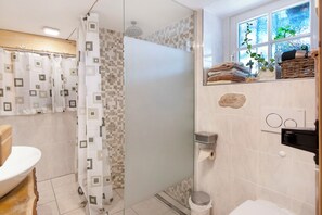 Een douche, gratis toiletartikelen, een haardroger, handdoeken