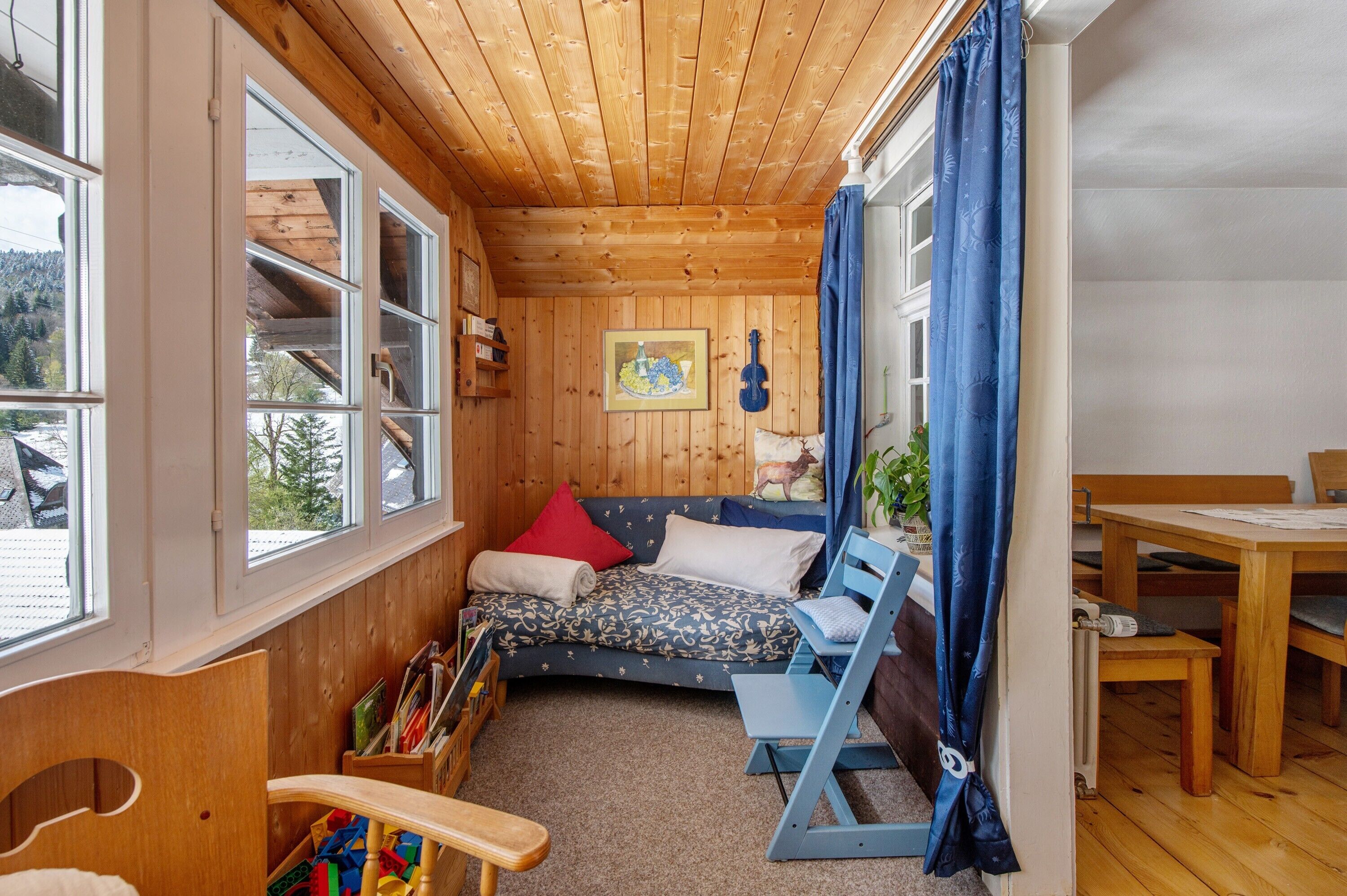 Televisión, chimenea, reproductor de DVD, estéreo