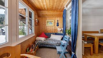 Televisión, chimenea, reproductor de DVD, estéreo