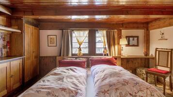 5 bedrooms, desk, iron/ironing board, free WiFi