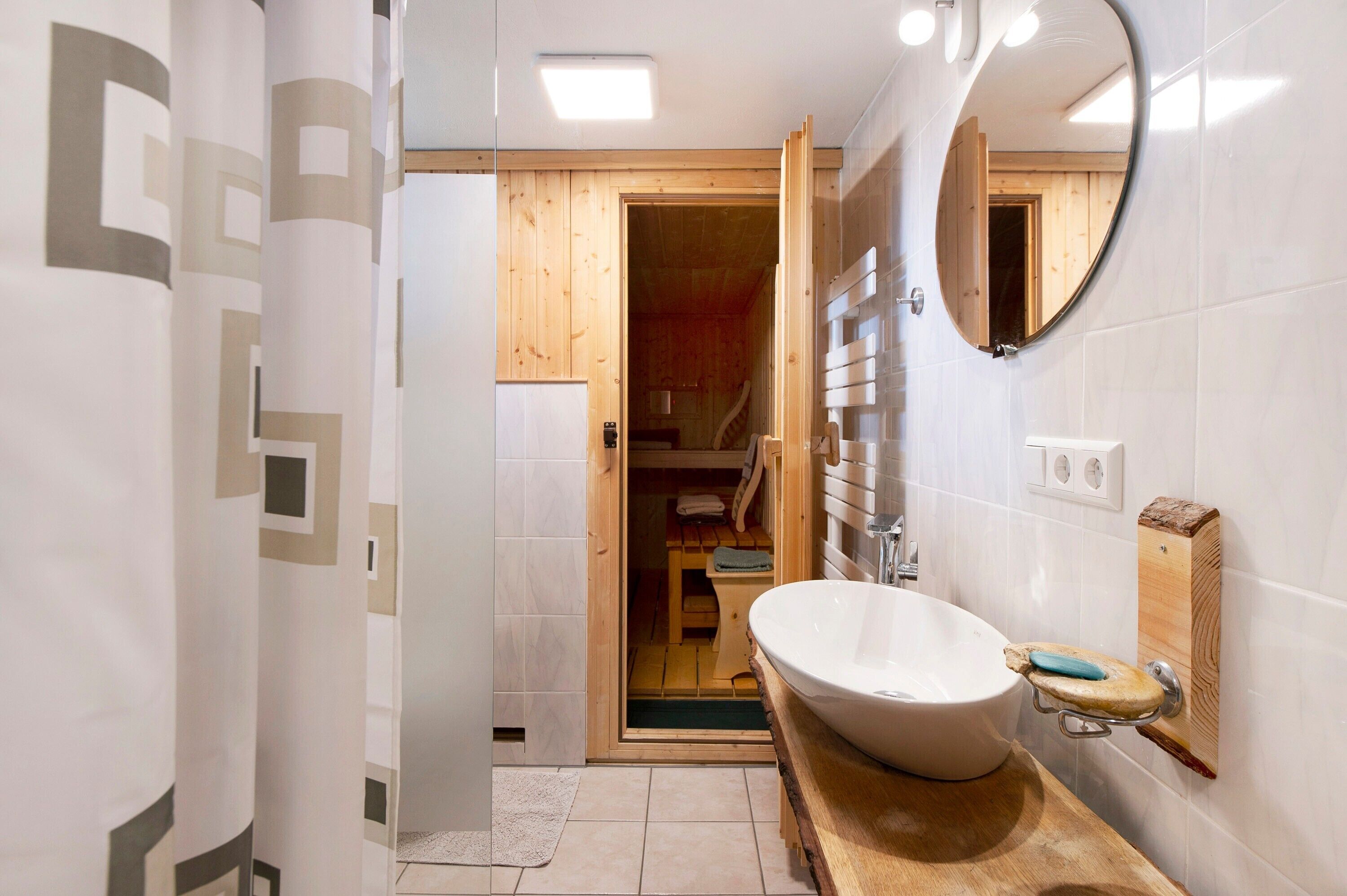 Dusche, kostenlose Toilettenartikel, Haartrockner, Handtücher