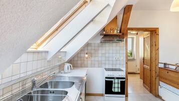 Een koelkast, een magnetron, een oven, een kookplaat