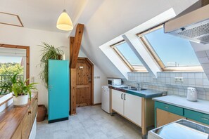 Fridge, microwave, oven, stovetop - Holiday Apartment "Schorfheide" with Private Terrace & Wi-Fi (Joachimsthal)