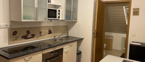 Køleskab, mikrobølgeovn, ovn, kogeplade