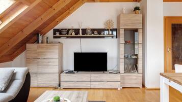 Een televisie, videogames en een tafeltennistafel