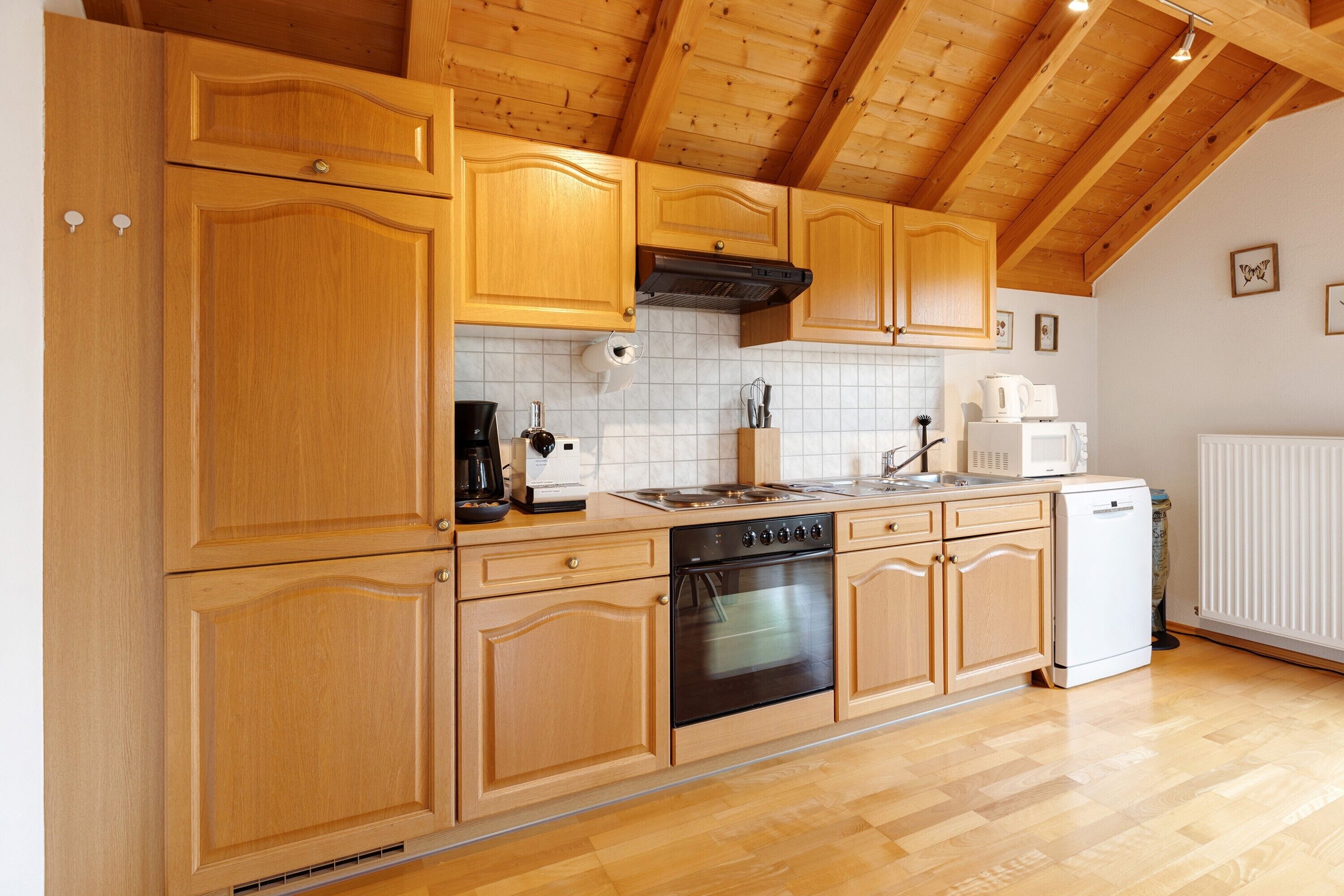 Wasserkocher mit Kaffee-/Teezubehör, Kühlschrank, Mikrowelle, Ofen