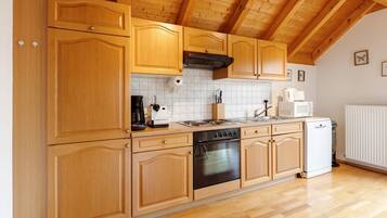Wasserkocher mit Kaffee-/Teezubehör, Kühlschrank, Mikrowelle, Ofen