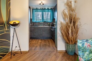 Kjøleskap, ovn, kokeplater og oppvaskmaskin