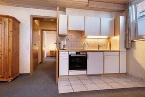 Kühlschrank, Ofen, Herdplatte, Wasserkocher mit Kaffee-/Teezubehör