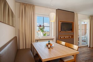 Dining - Apartment 'Wohnung Idared' with Shared Terrace, Shared Garden and Wi-Fi (Immenstaad am Bodensee)