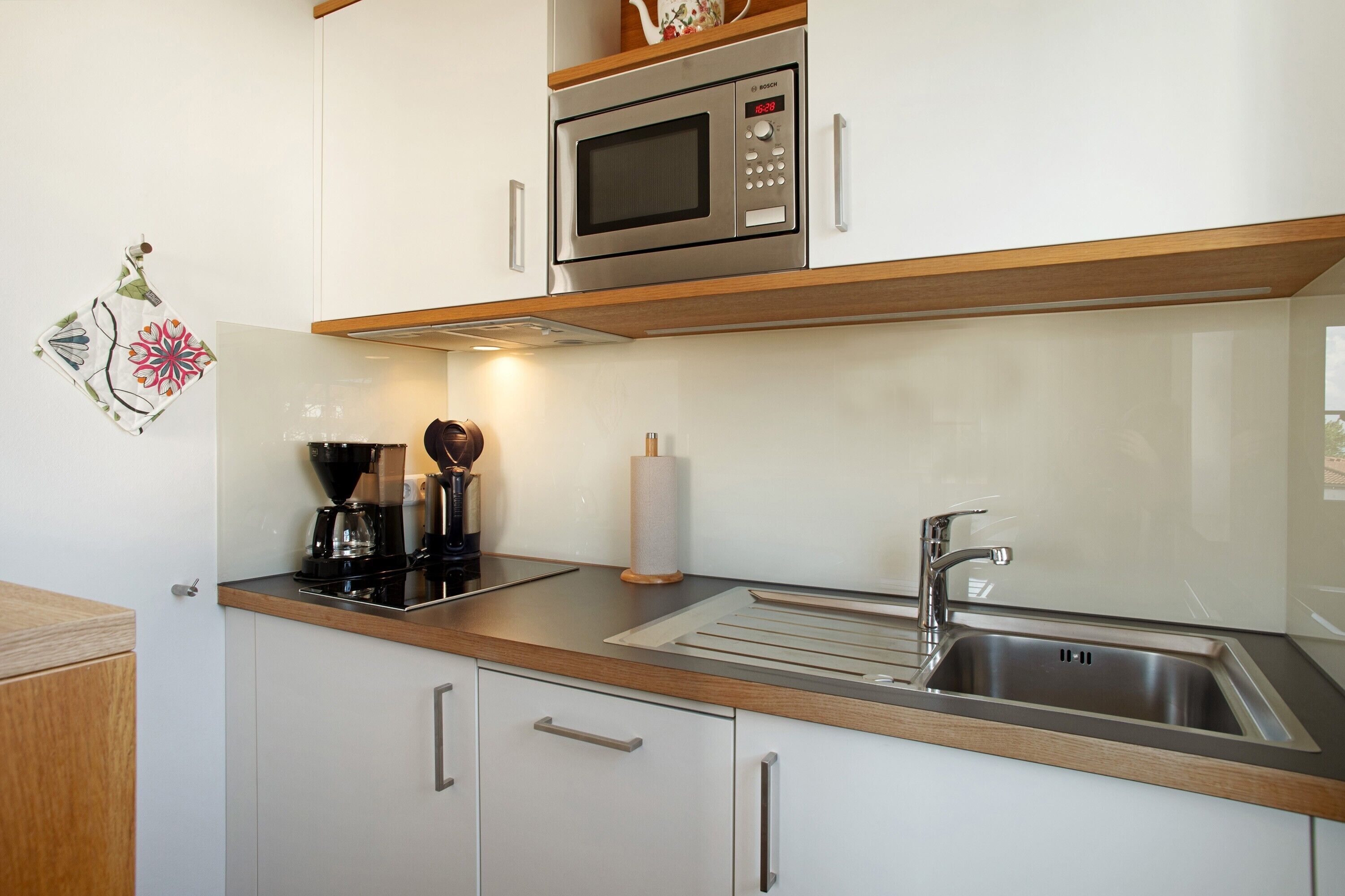 Kühlschrank, Mikrowelle, Herdplatte, Geschirrspüler
