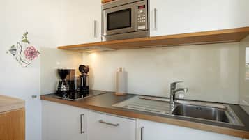 Kühlschrank, Mikrowelle, Herdplatte, Geschirrspüler