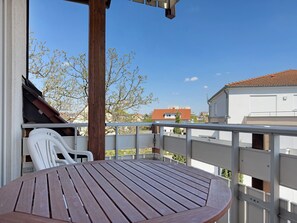 Outdoor dining - Apartment 'Wohnung Cox Orange' with Shared Terrace, Shared Garden and Wi-Fi (Immenstaad am Bodensee)