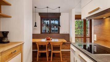 Refrigerador, microondas, placa de cocina, lavavajillas