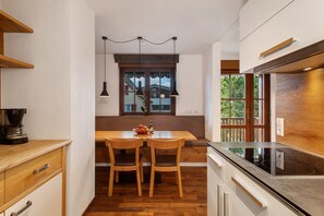 Fridge, microwave, stovetop, dishwasher - Apartment 'Wohnung Alte Laube' with Shared Terrace, Shared Garden and Wi-Fi (Immenstaad am Bodensee)