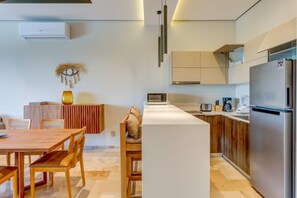 Frigorífic, microones, placa de cuina i cafetera i tetera 