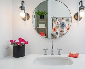 Douche, sèche-cheveux, serviettes fournies