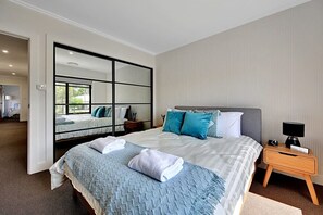 4 室のベッドルーム、デスク、アイロン / アイロン台、WiFi