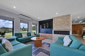 テレビ、テレビゲーム、DVD プレーヤー、書斎 / ワークスペース