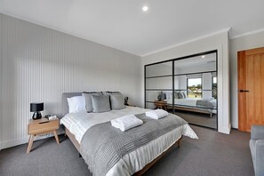 4 bedrooms, desk, iron/ironing board, WiFi - Grand Stirling - Elite Escape, Unparalleled Luxury (Orange)