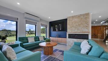 Televisie, videospelletjes, een dvd-speler en een kantoor