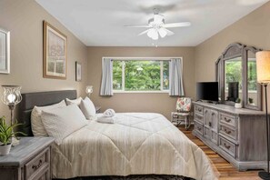 3 bedrooms, free WiFi - Incredible Singe Level Layout w/ Immaculate Fenced Backyard, Covered Patio w/ Fire-Table, BBQ, Games (Hillsboro)